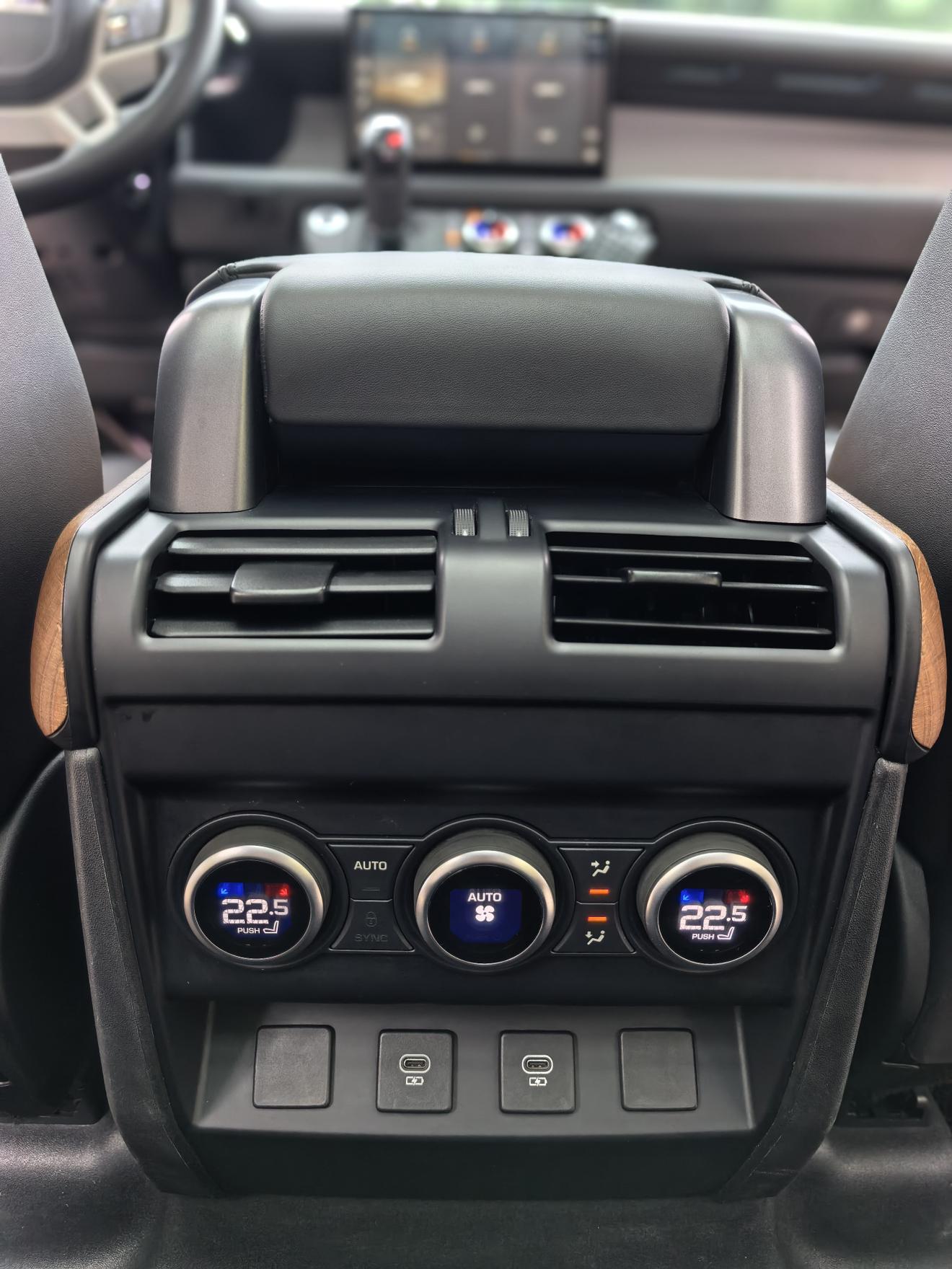 Land Rover Defender 2022 thumb 8