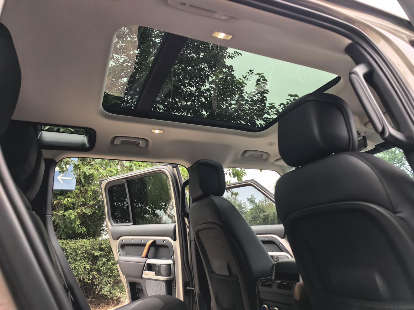 Land Rover Defender 2022 thumb 10