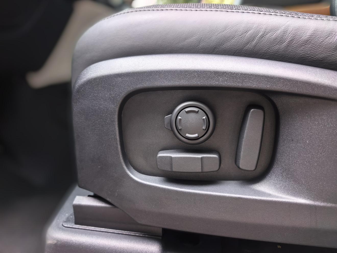 Land Rover Defender 2022 thumb 11