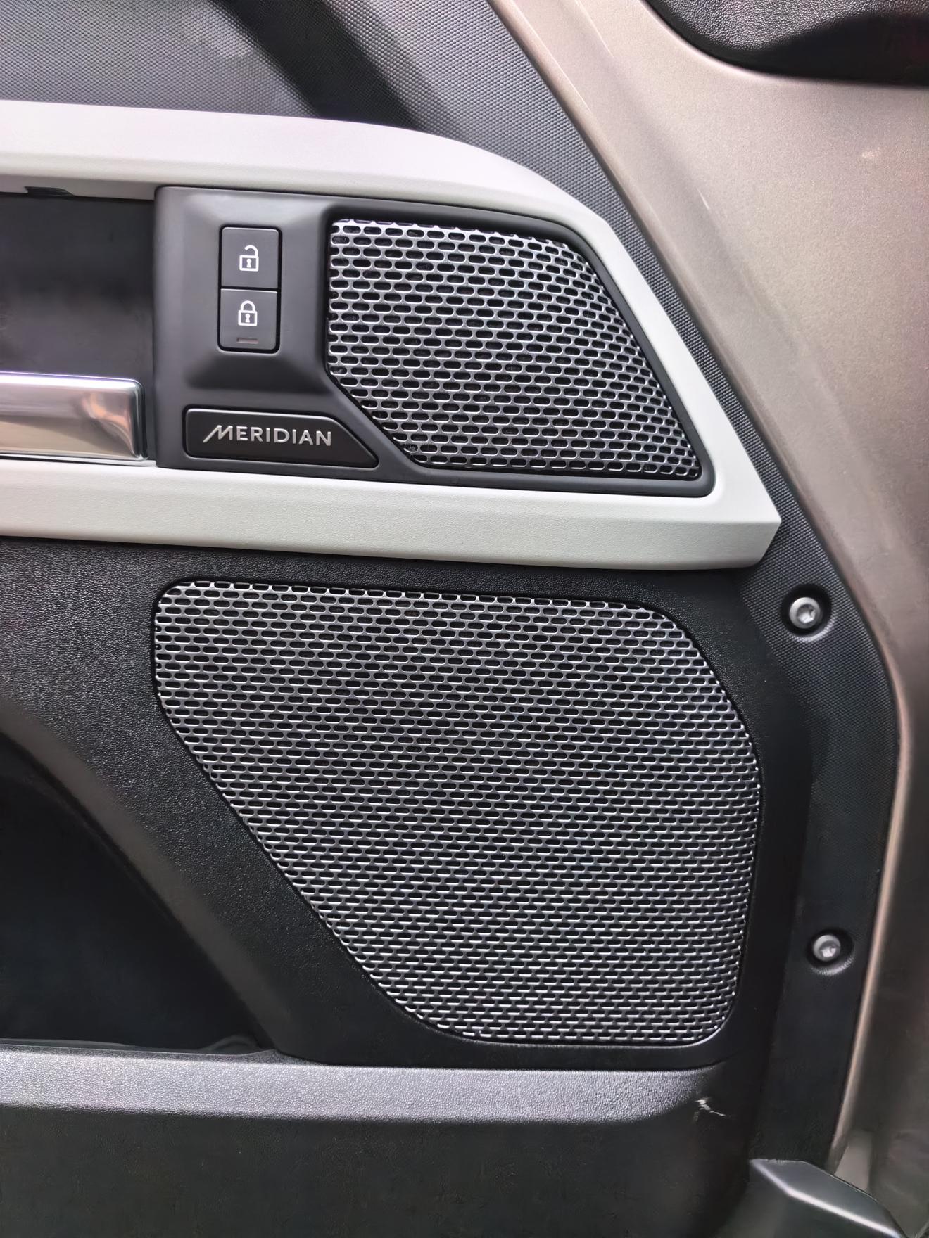 Land Rover Defender 2022 thumb 12