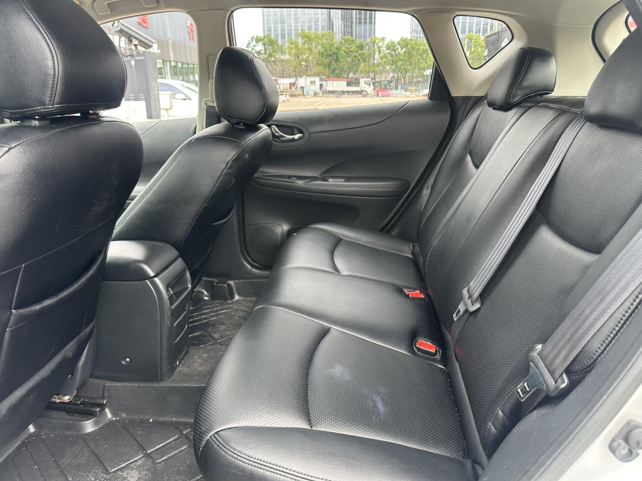 Nissan Tiida 2014 thumb 6