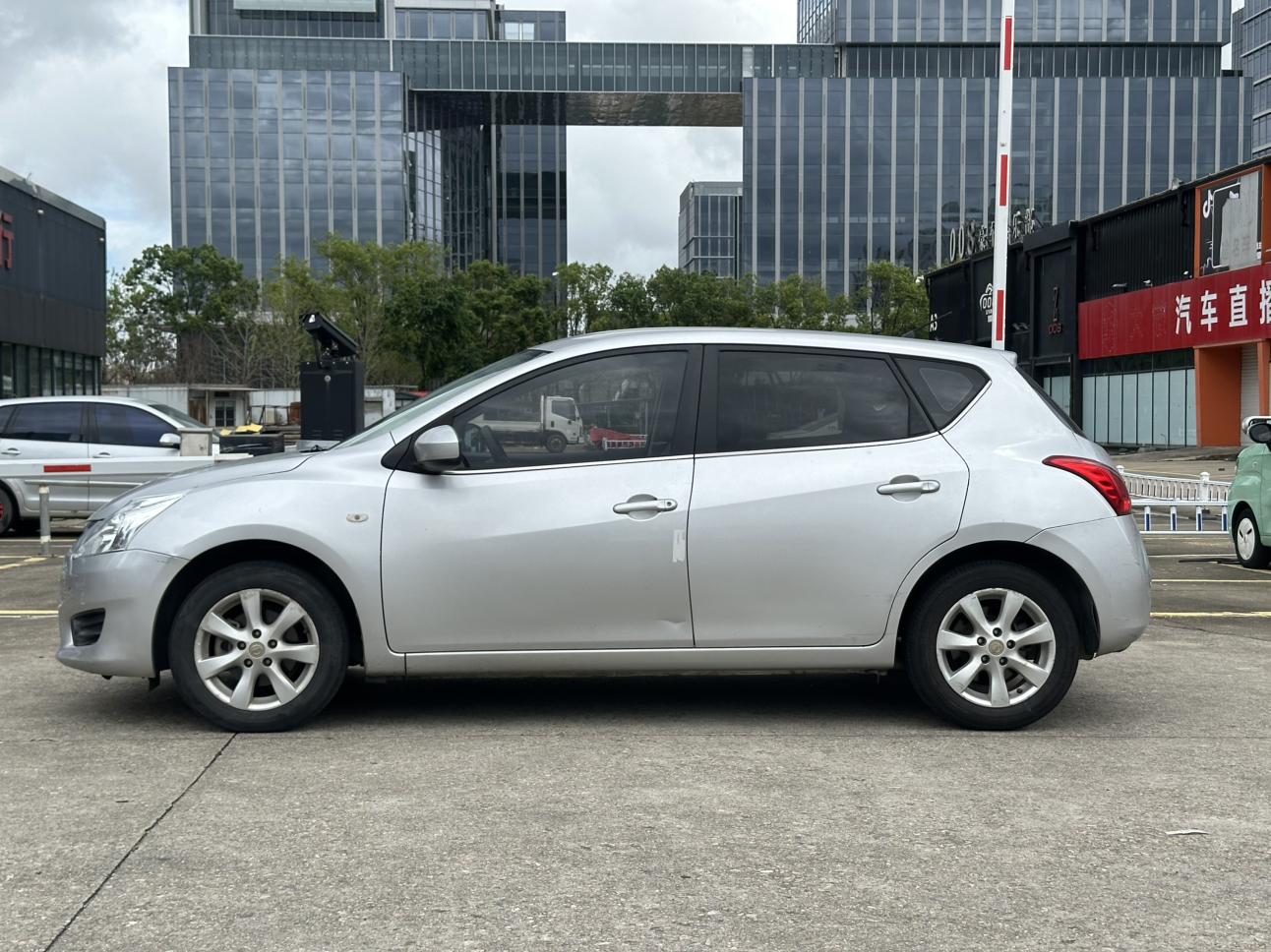 Nissan Tiida 2014 thumb 10