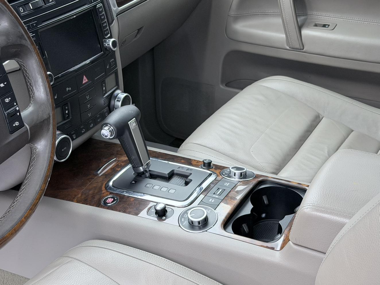 Volkswagen Touareg 2010 thumb 12