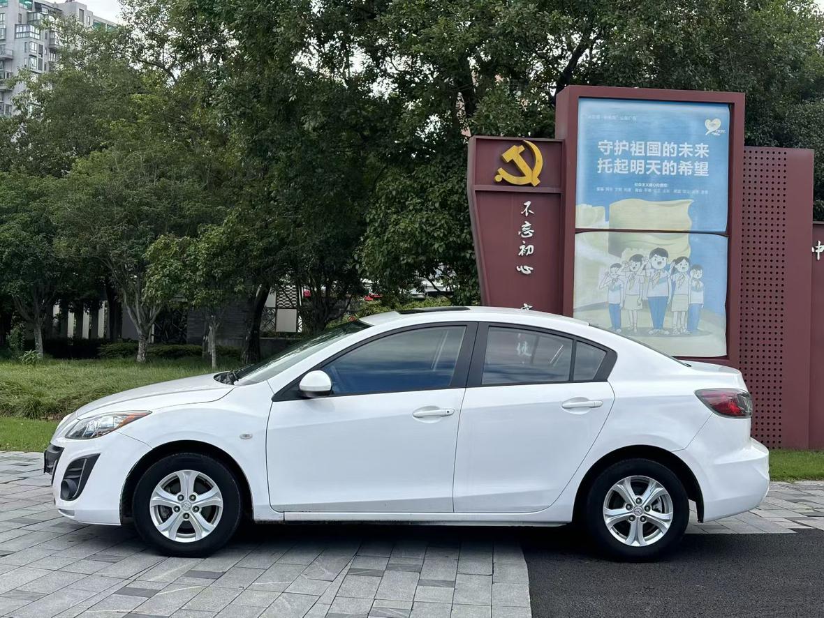 Mazda 3 2015 thumb 2