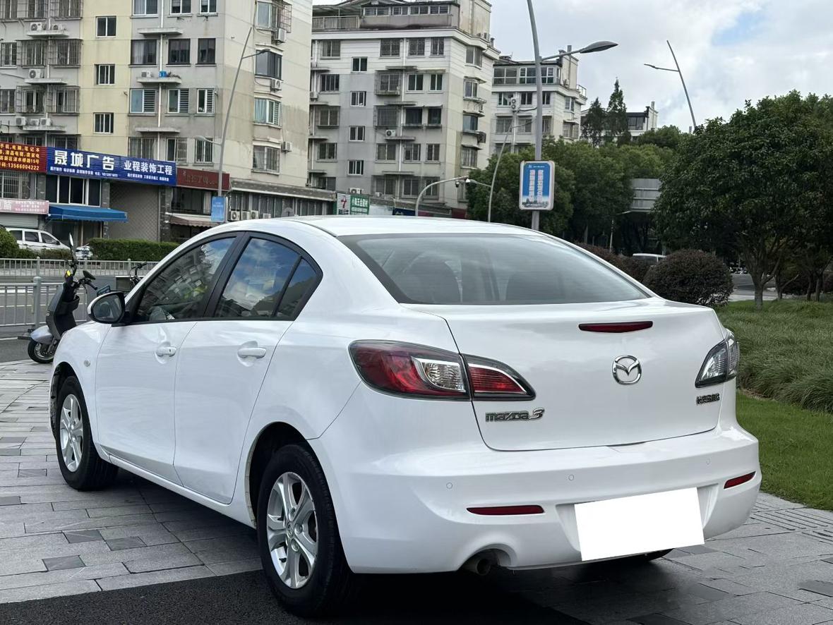 Mazda 3 2015 thumb 3