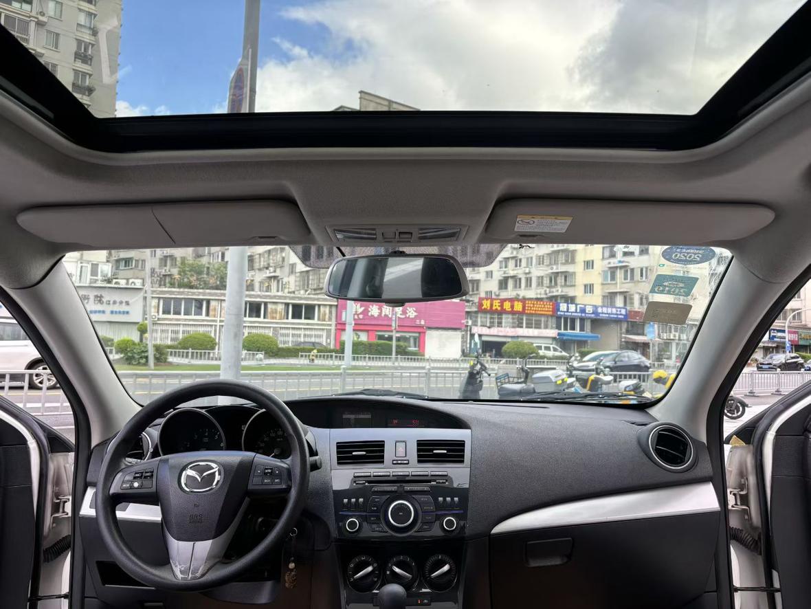 Mazda 3 2015 thumb 6