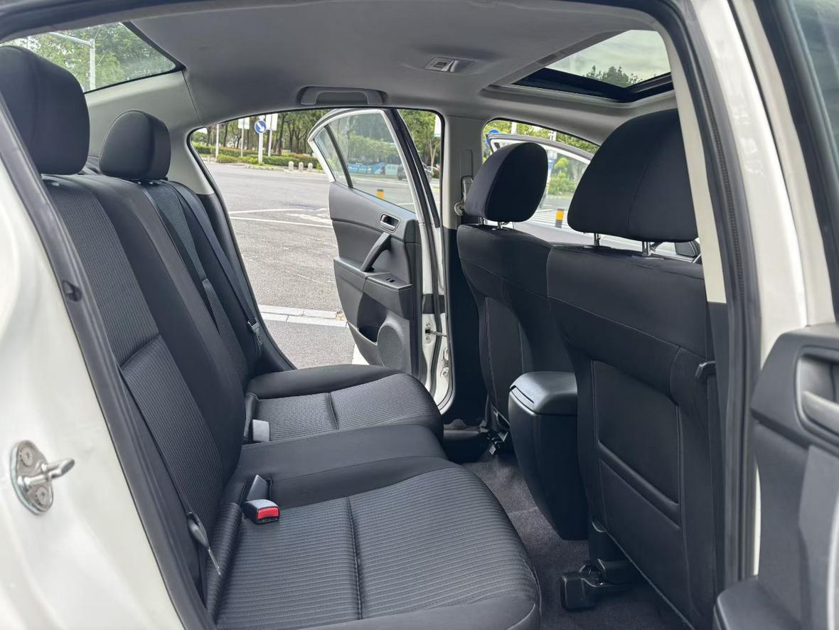 Mazda 3 2015 thumb 8