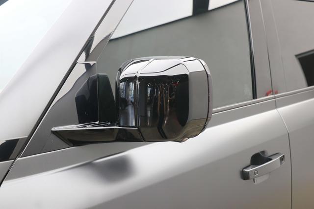 Land Rover Defender 2024 thumb 12