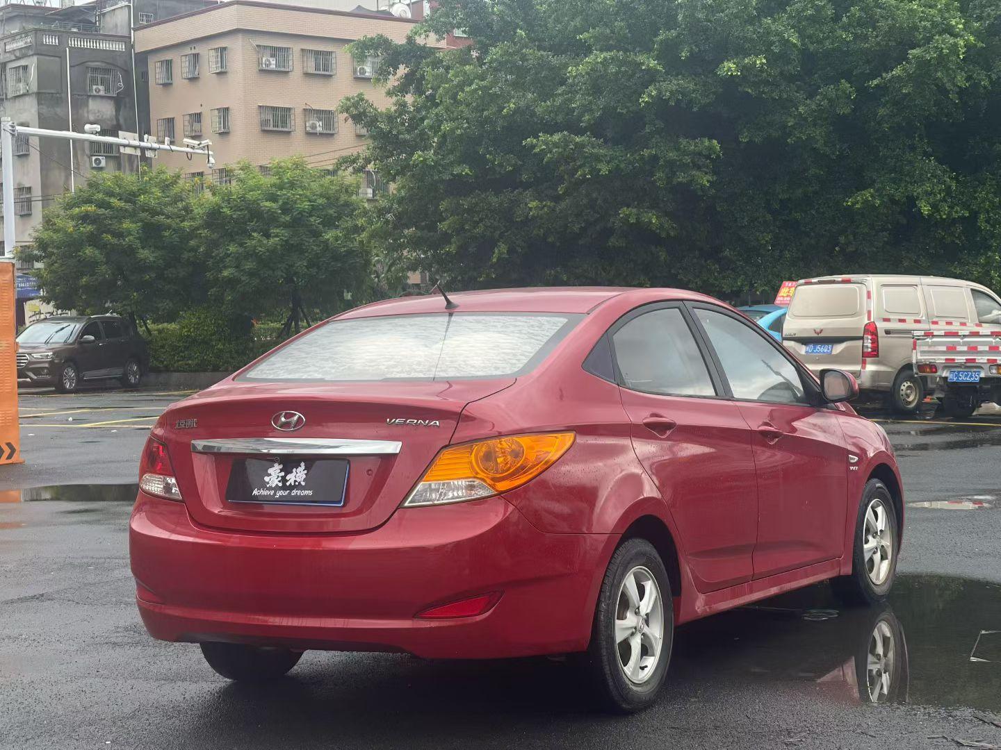 Hyundai Solaris 2010 thumb 4