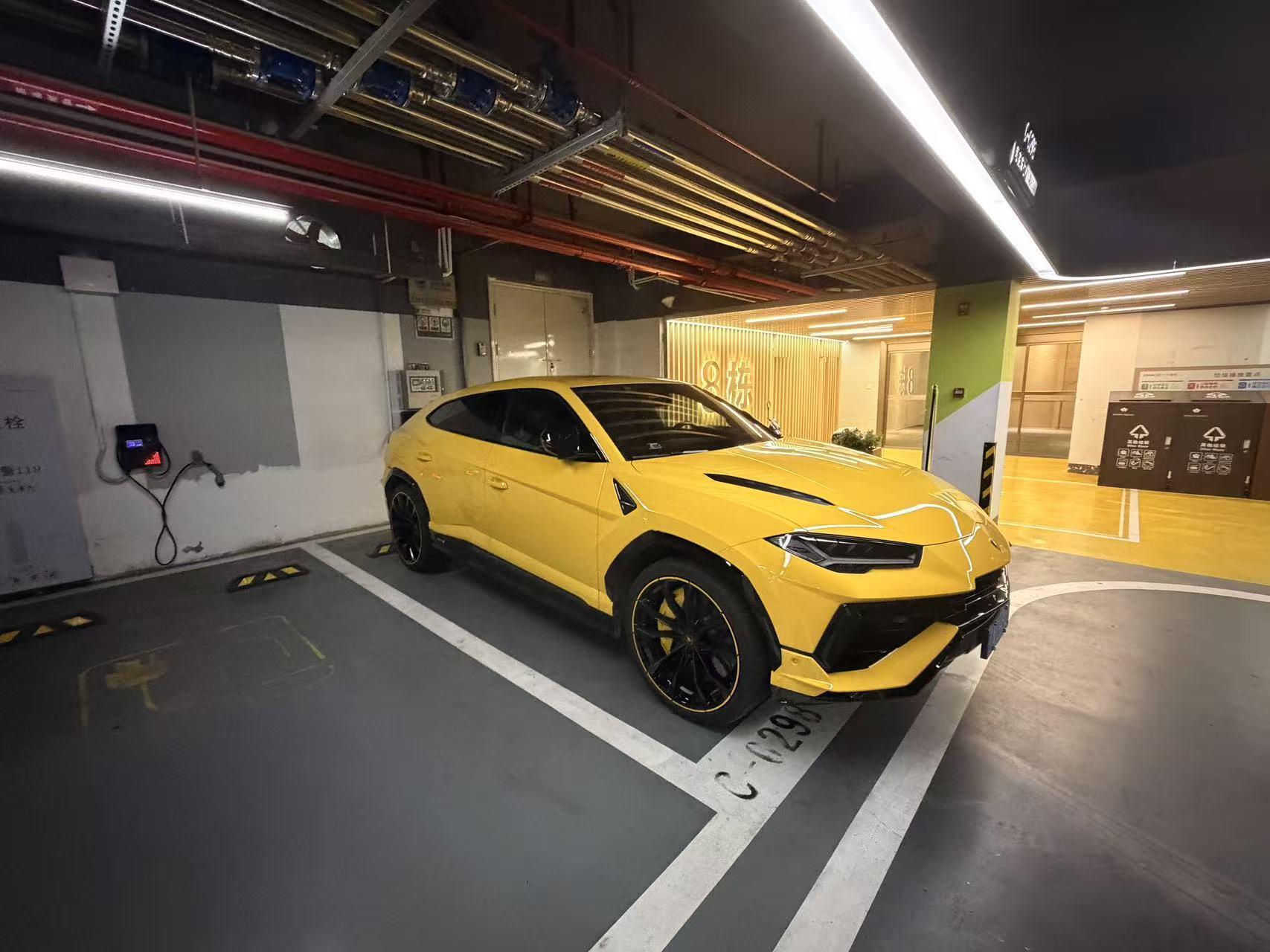 Lamborghini Urus 2023 thumb 2