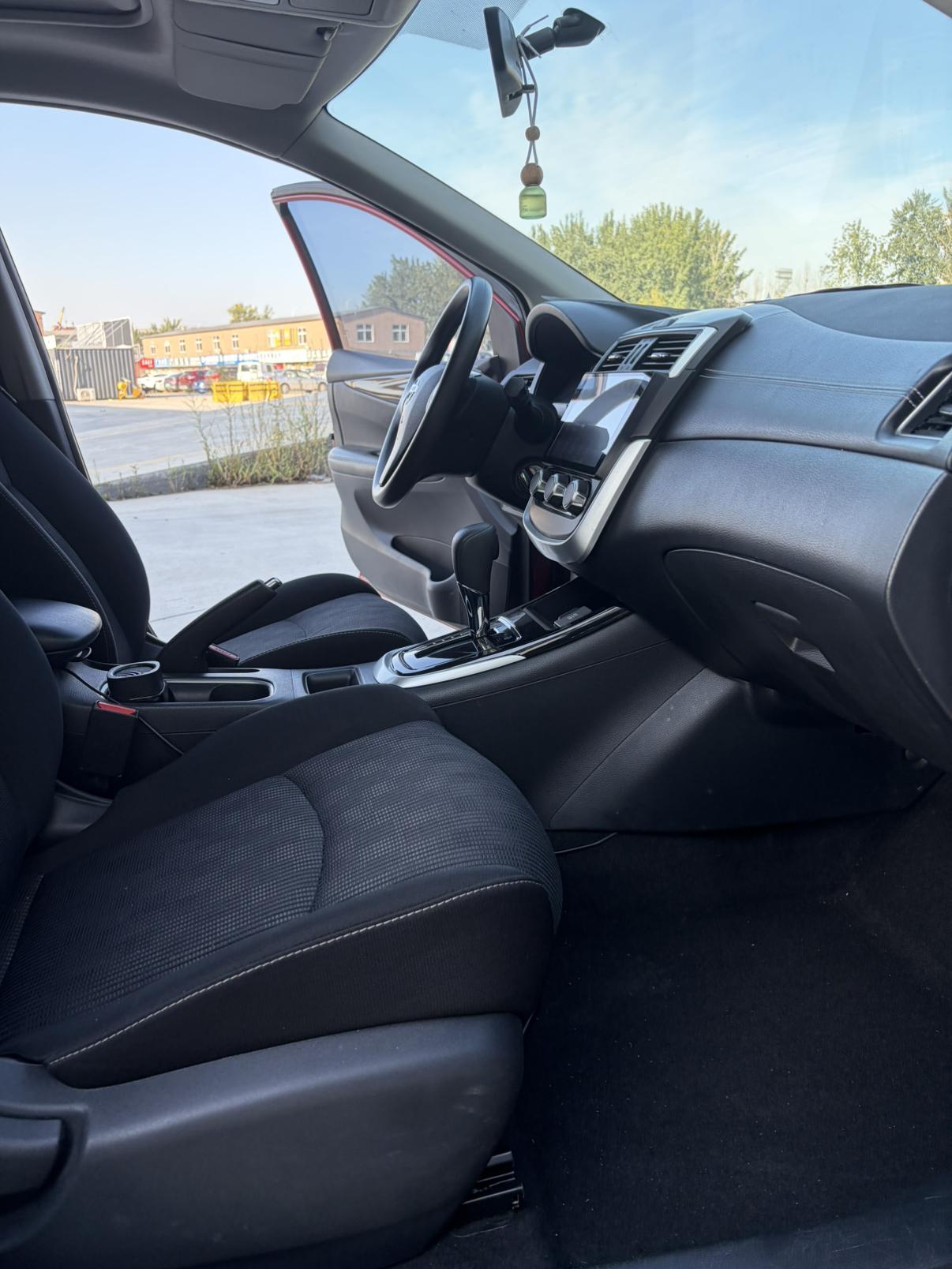 Nissan Tiida 2016 thumb 5