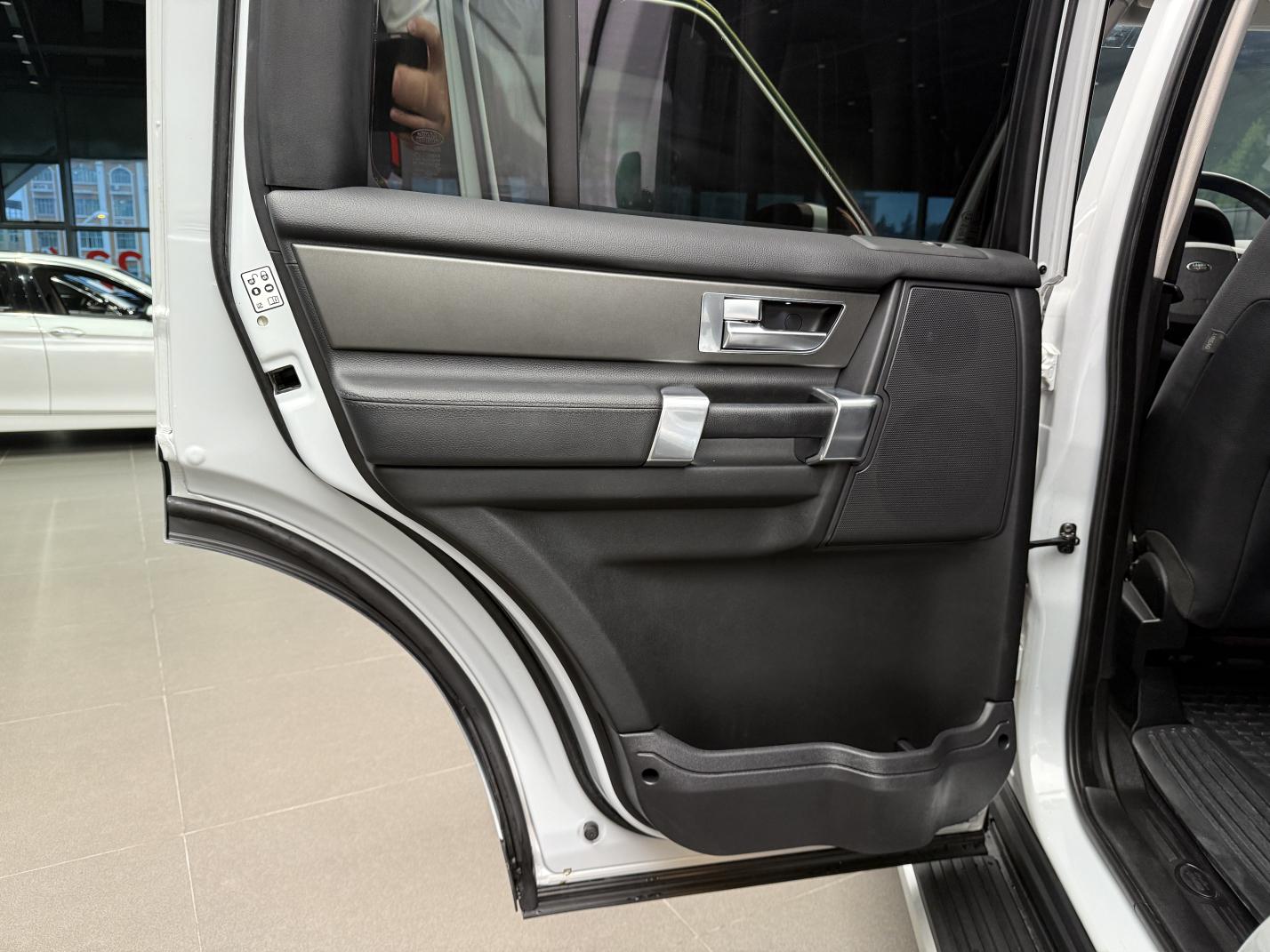 Land Rover Discovery 2016 thumb 5