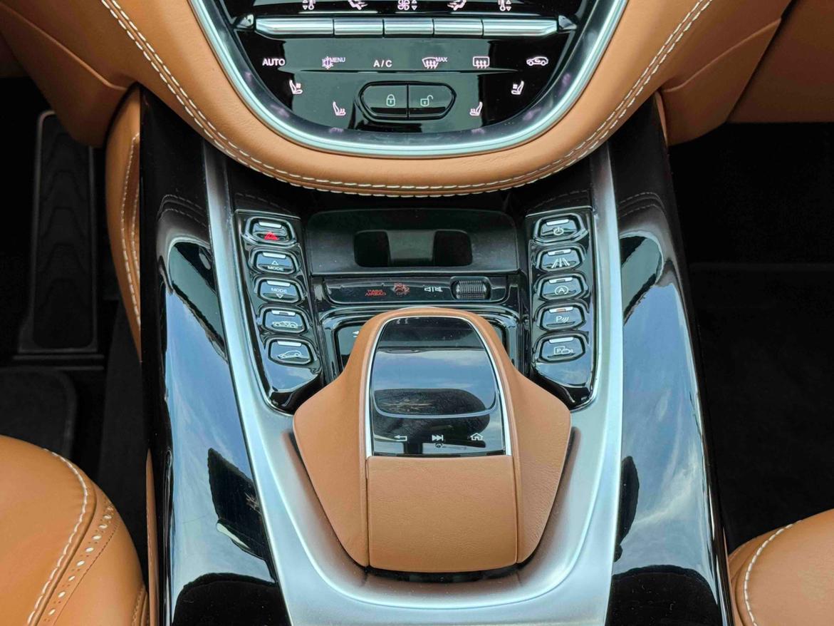 Aston Martin DBX 2022 thumb 6