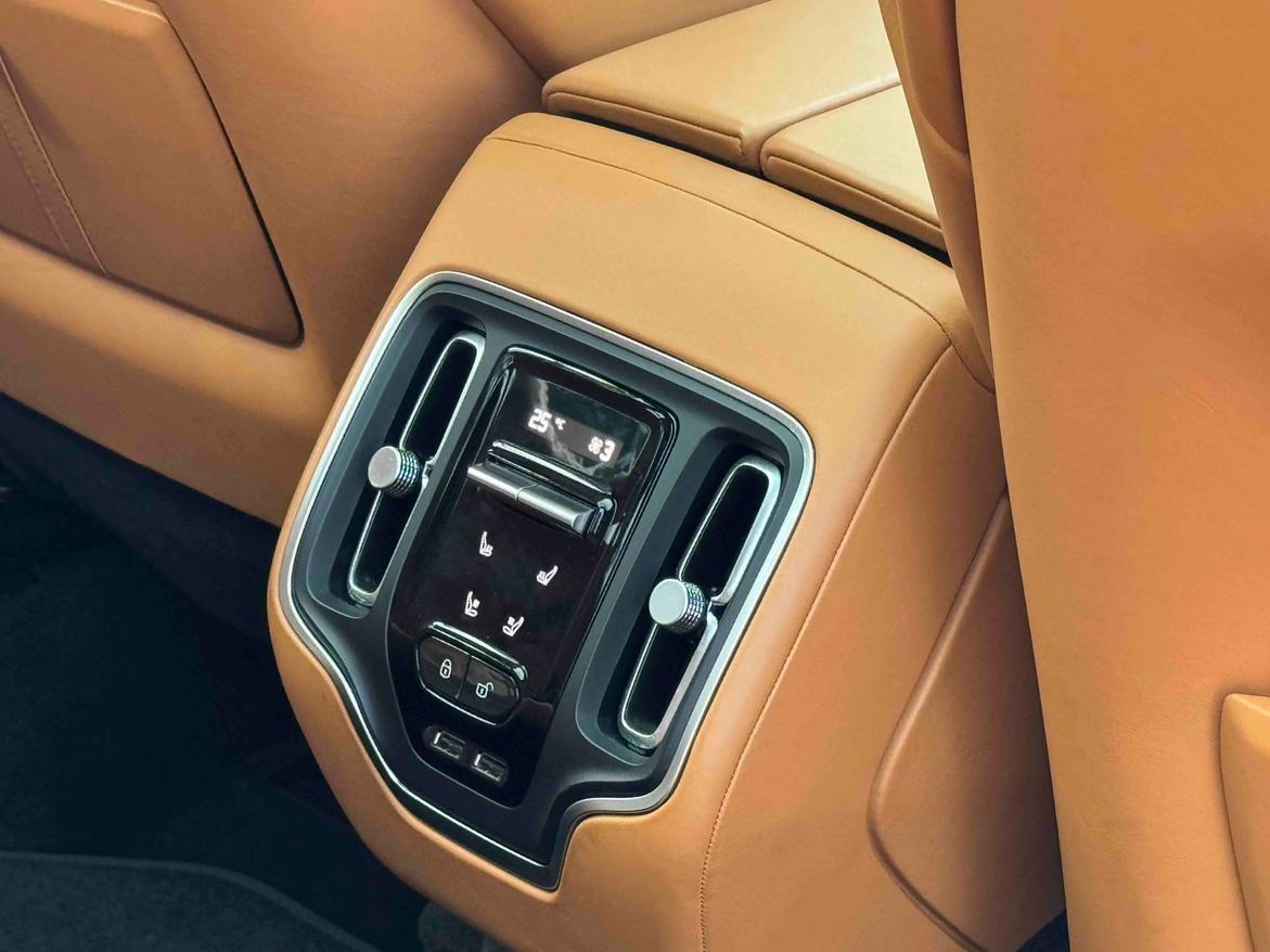 Aston Martin DBX 2022 thumb 7