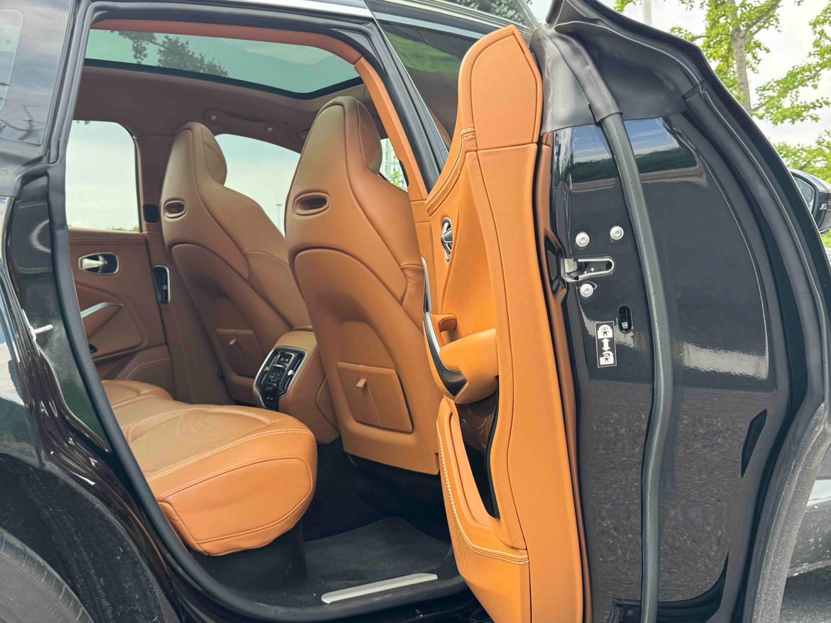 Aston Martin DBX 2022 thumb 8