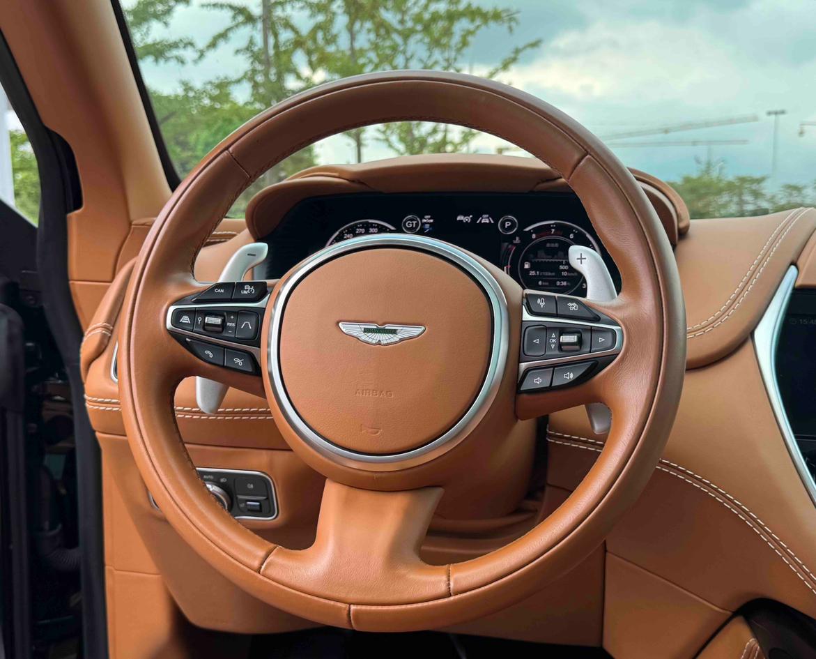 Aston Martin DBX 2022 thumb 12