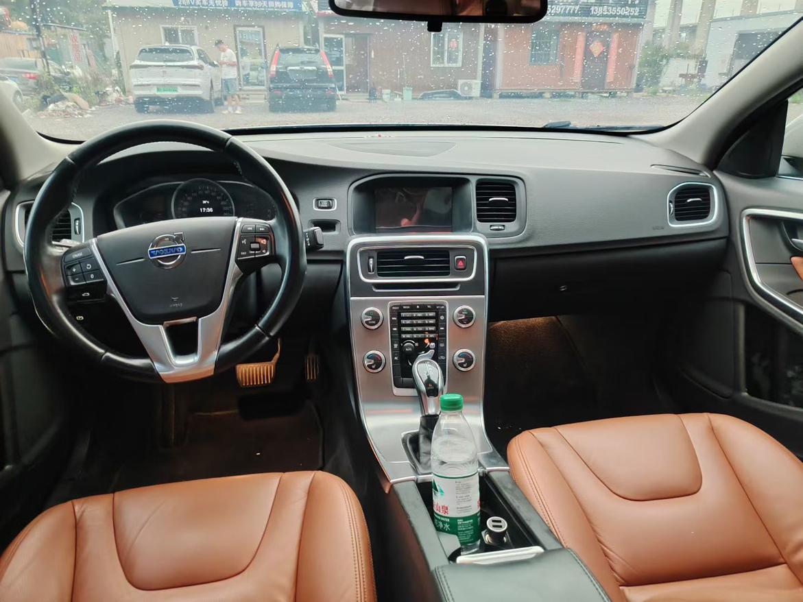 Volvo S60 2015 thumb 4