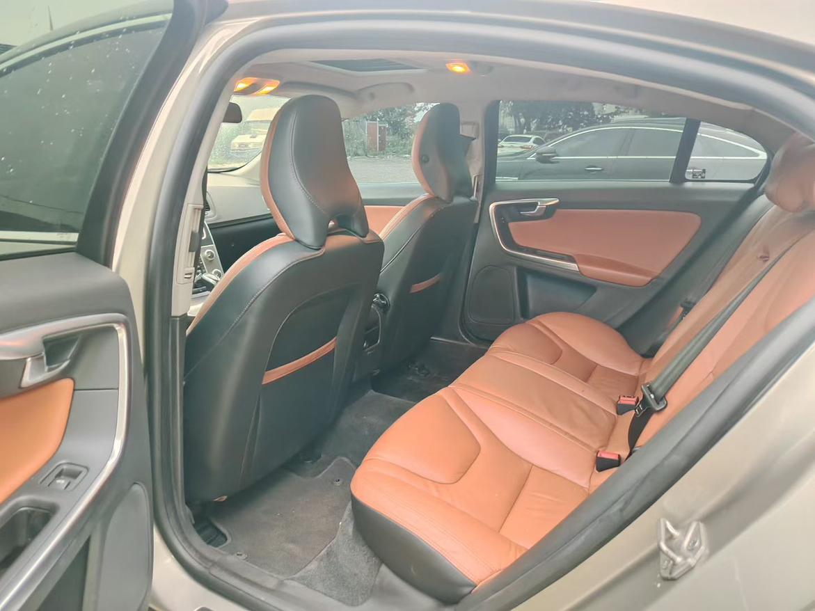 Volvo S60 2015 thumb 6