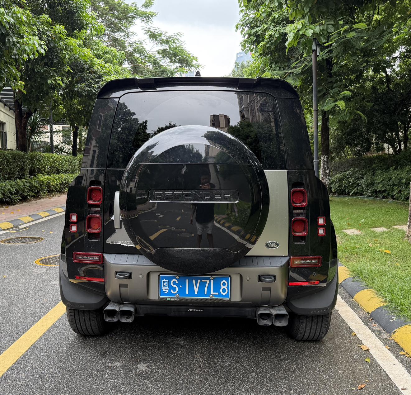 Land Rover Defender 2024 thumb 3