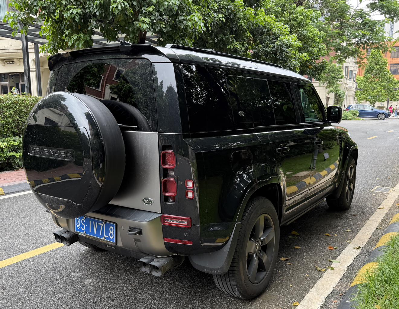Land Rover Defender 2024 thumb 4