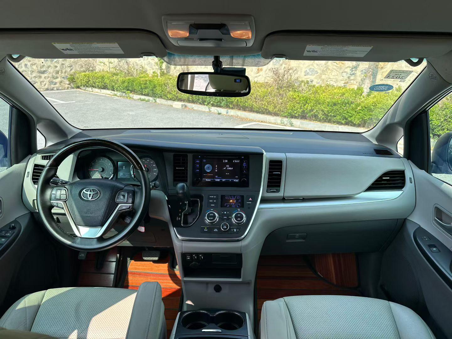Toyota Sienna 2015 thumb 3