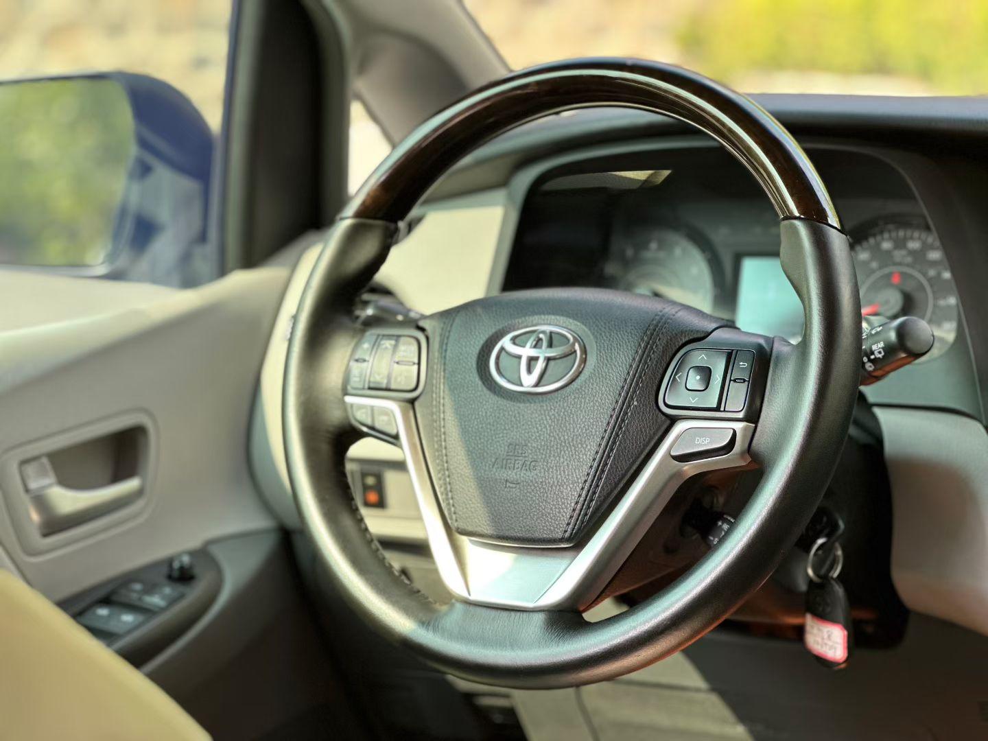 Toyota Sienna 2015 thumb 5