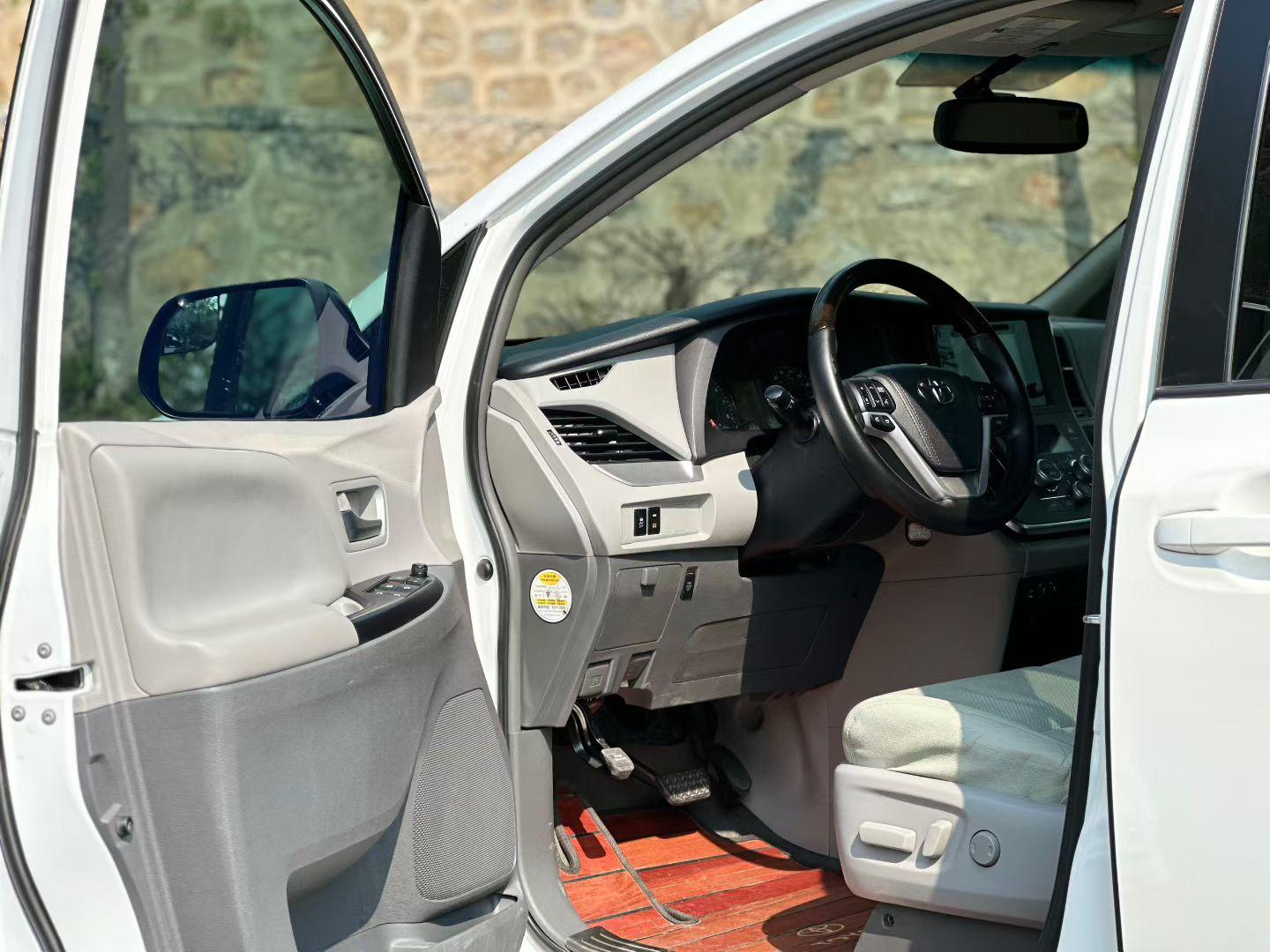 Toyota Sienna 2015 thumb 6
