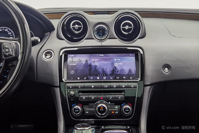 Jaguar XJ 2018 thumb 11