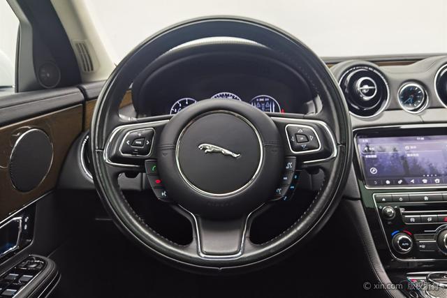 Jaguar XJ 2018 thumb 12