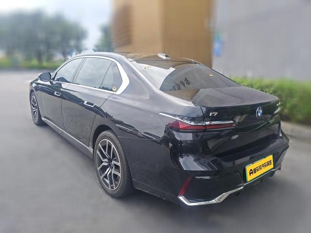 BMW i7 2023 thumb 2