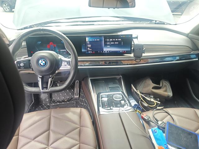 BMW i7 2023 thumb 3