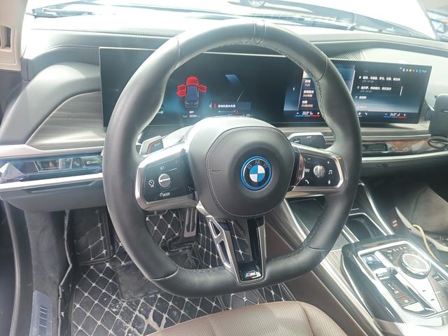 BMW i7 2023 thumb 5