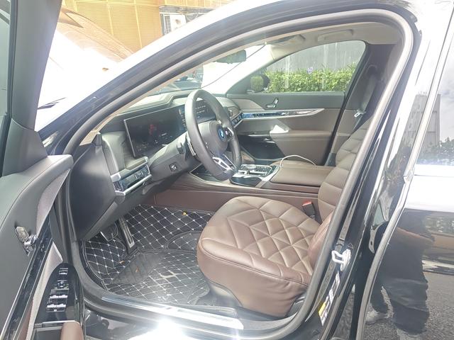 BMW i7 2023 thumb 8