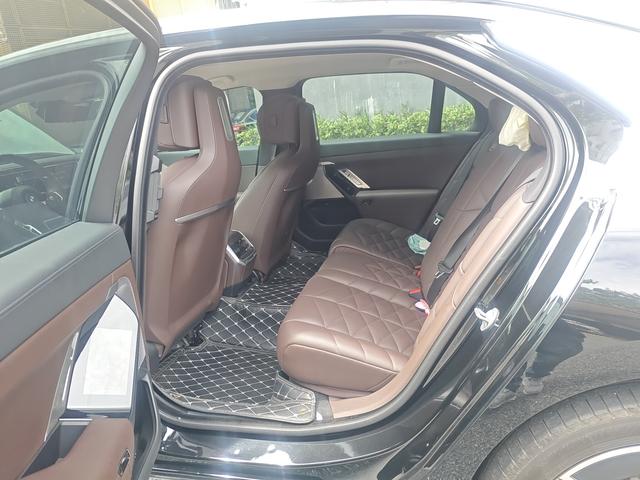 BMW i7 2023 thumb 10