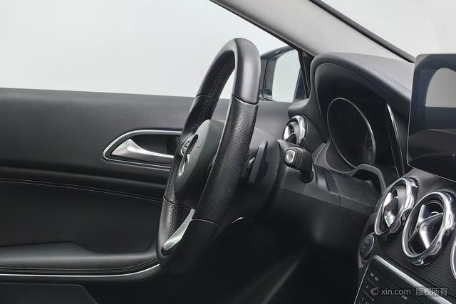 Mercedes-Benz GLA 2018 thumb 10