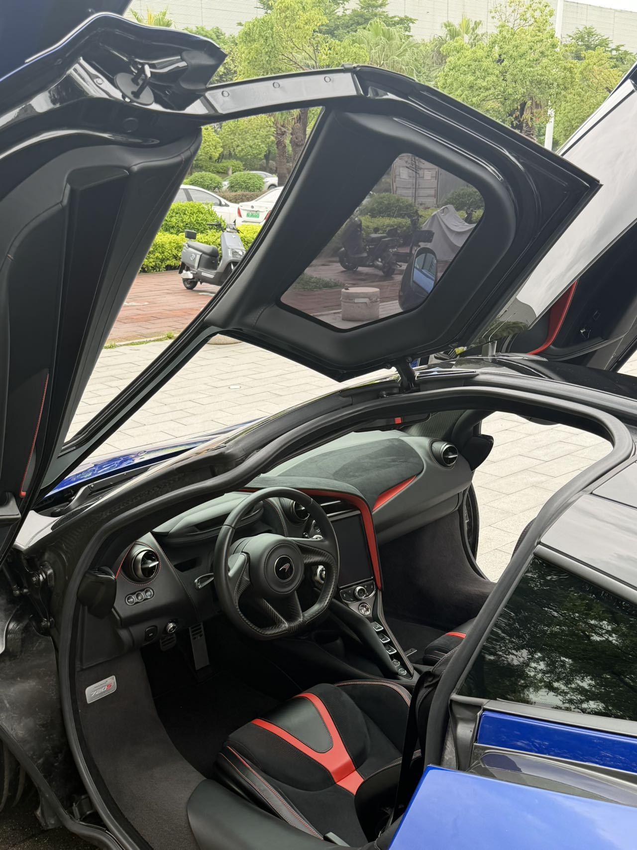 McLaren 720S 2019 thumb 2