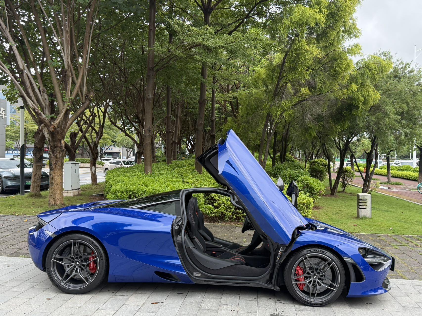 McLaren 720S 2019 thumb 3