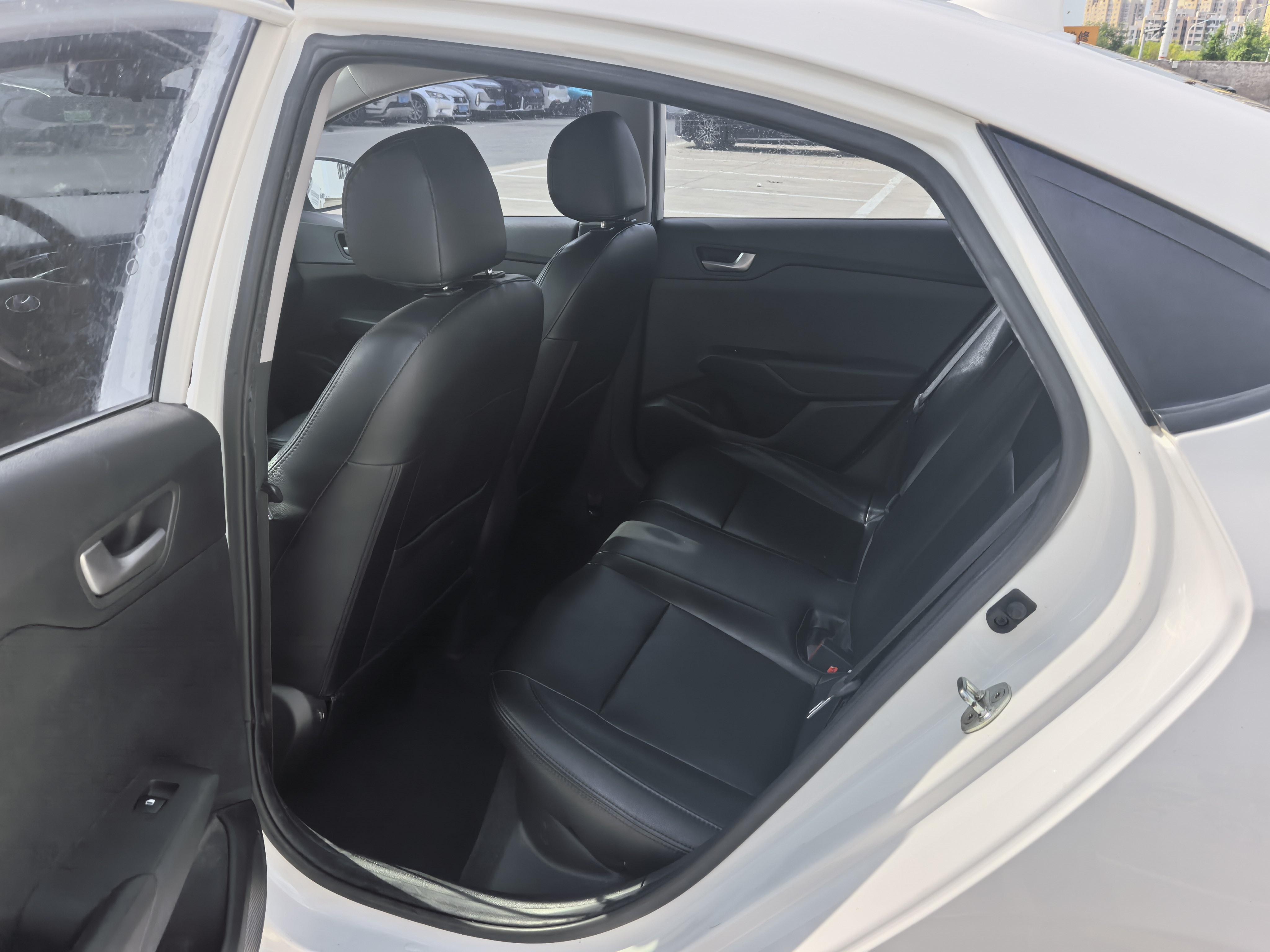 Hyundai Solaris 2016 thumb 12