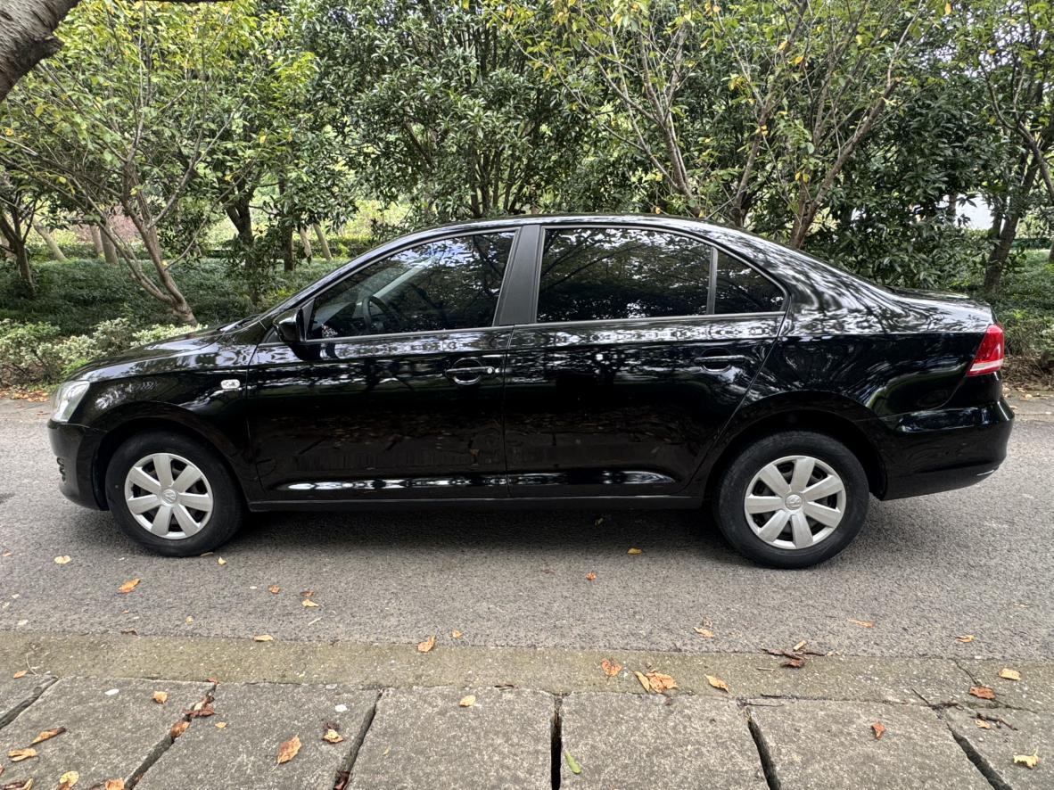 Volkswagen Santana 2015 thumb 2