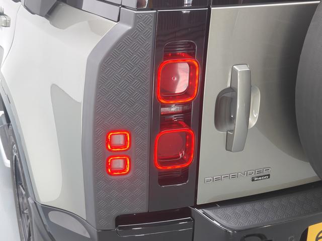Land Rover Defender 2023 thumb 11