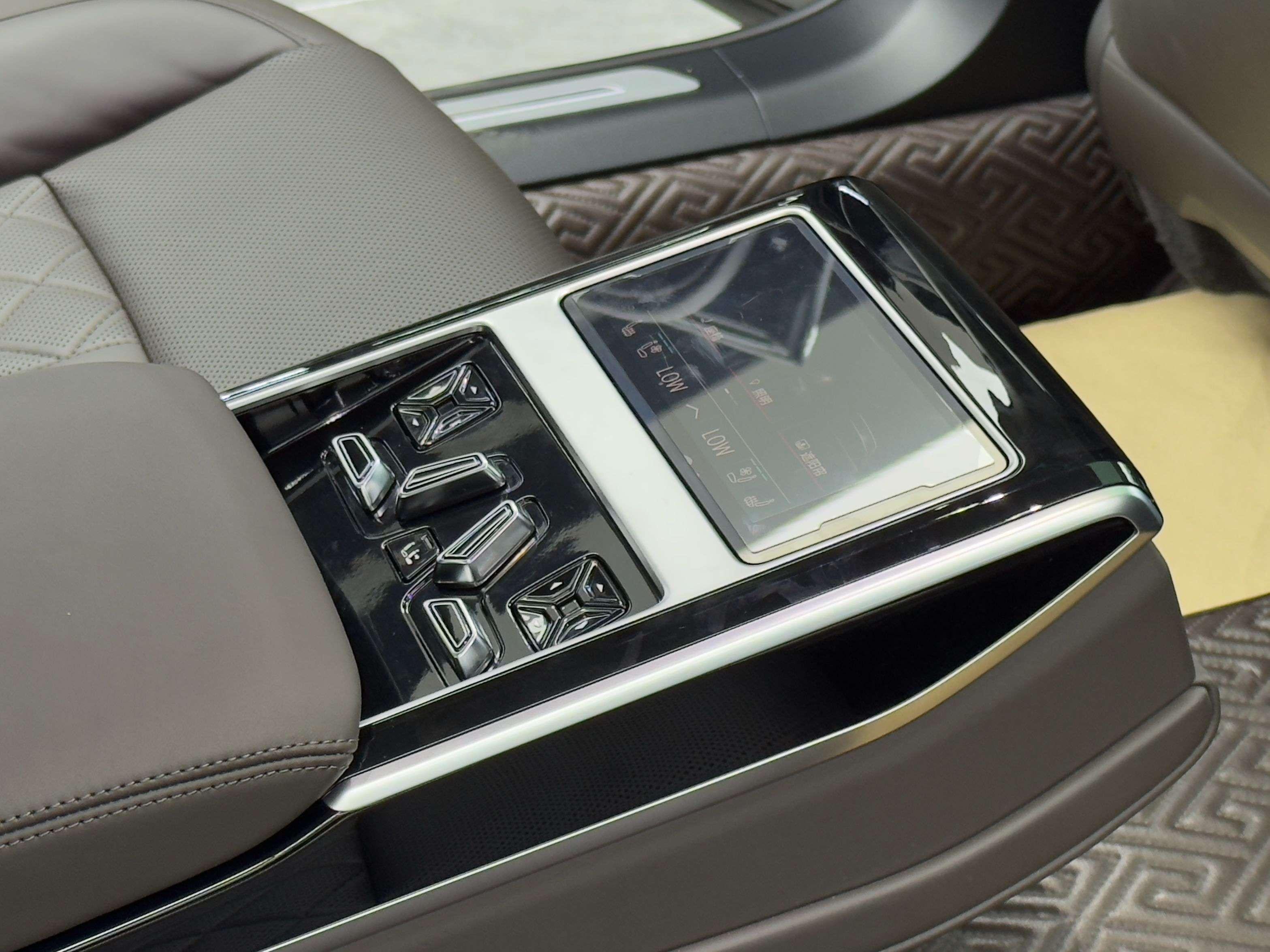 Audi A8 2022 thumb 5