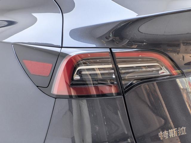 Tesla Model Y 2024 thumb 11