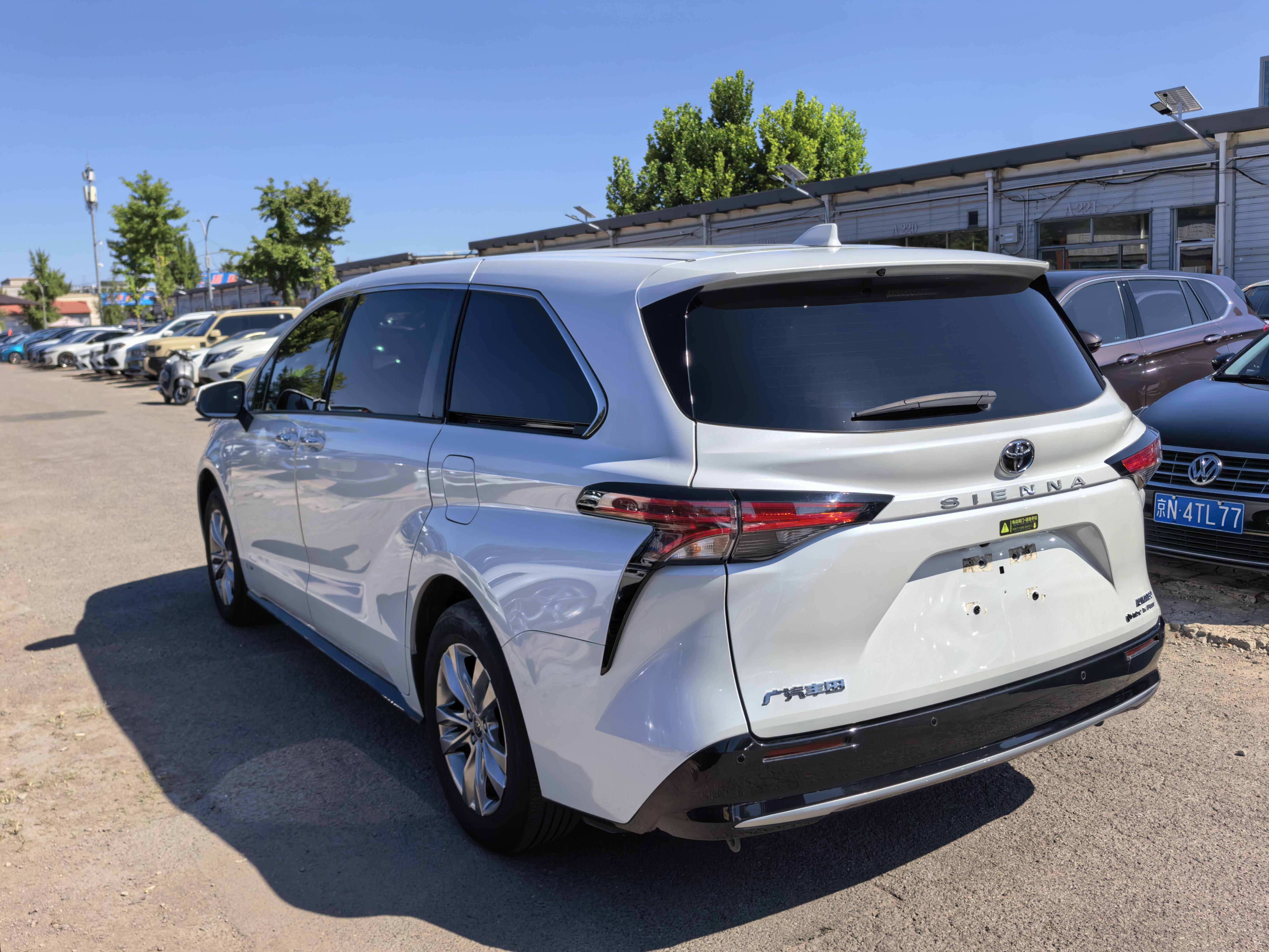 Toyota Sienna 2024 thumb 2