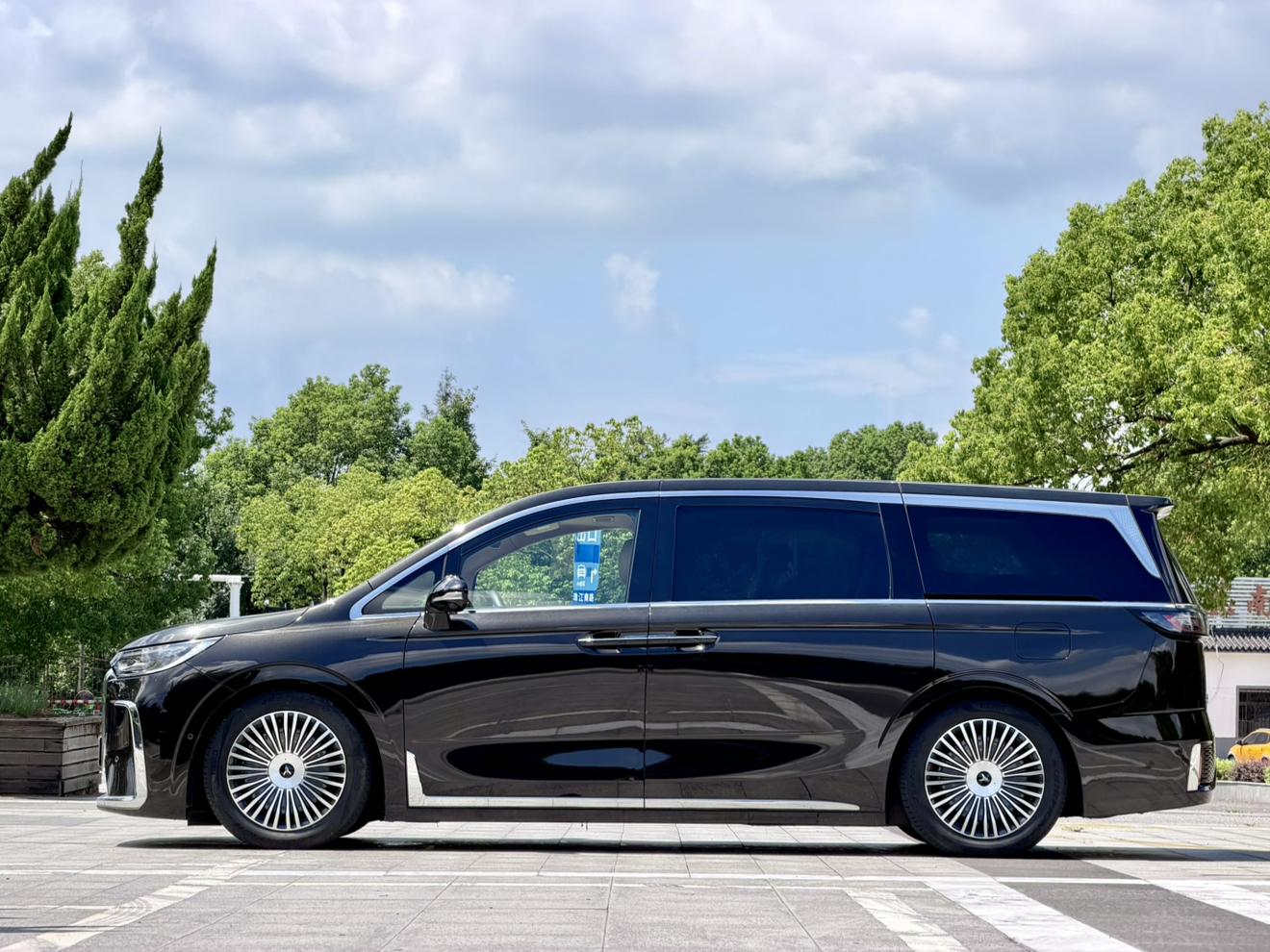 Voyah PHEV 2025 thumb 2