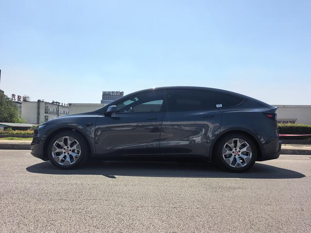 Tesla Model Y 2026 thumb 2