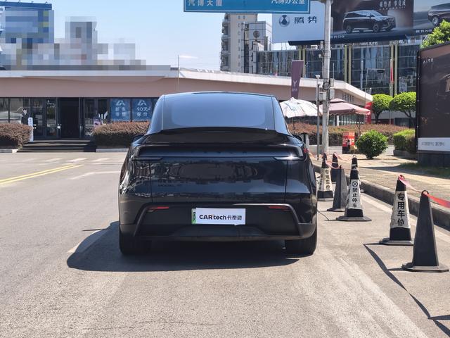 Tesla Model Y 2026 thumb 4