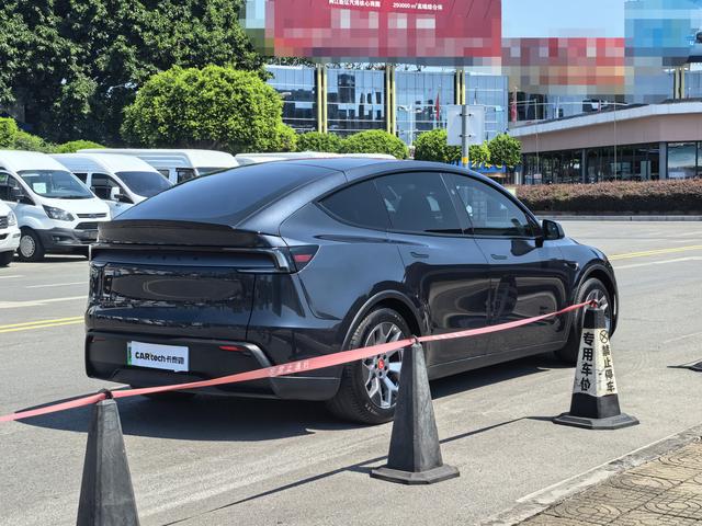 Tesla Model Y 2026 thumb 5