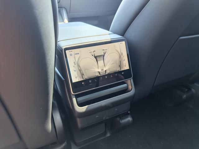 Tesla Model Y 2026 thumb 11