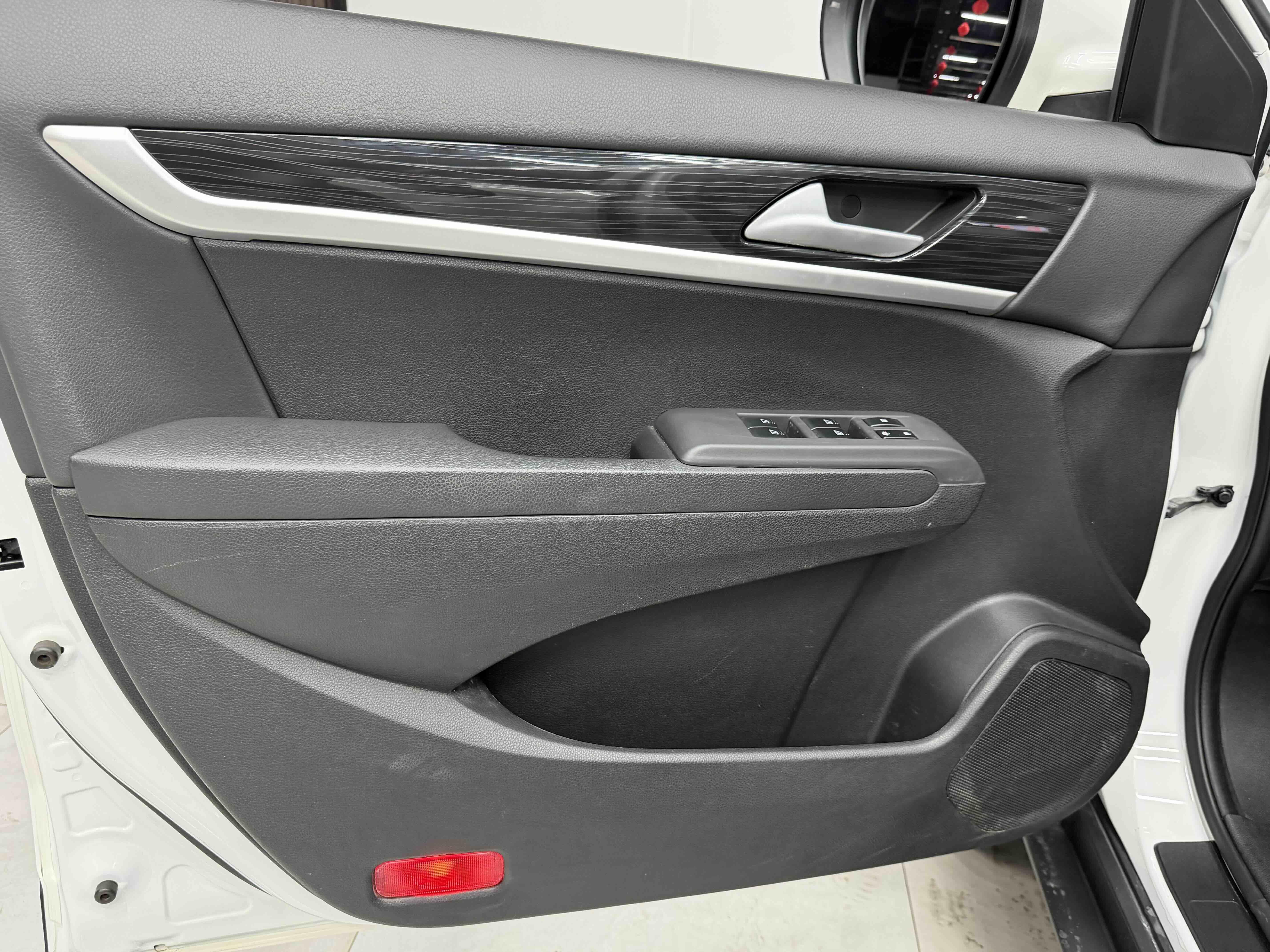 Dongfeng Aeolus AX7 2016 thumb 6