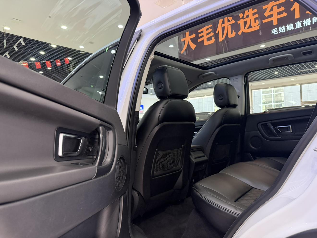Land Rover Discovery Sport 2019 thumb 10